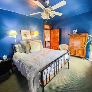 2* Bed & Breakfast Off Broadway